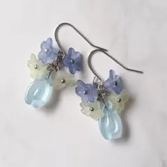 No.559 お花と雫ビーズのハンドメイドピアス 水色 No.559 お花と雫ビーズのハンドメイドピアス 水色 - メルカリ