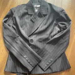 ストライプ スーツセットアップ ジャケット、ショート丈パンツ付き