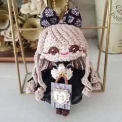 あみぐるみ　ドールチャーム　ハンドメイド　モノトーンコーデの女の子No.475