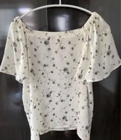 新品未使用★ルゥデ 花柄ブラウスのサムネイル