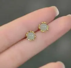 淡いグリーン ストーン ピアス　一粒ピアスのサムネイル