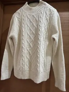 ケーブルニットセーター