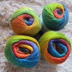 【新品未使用】ウール100%　毛糸4玉　編み物　虹色　グラデーション