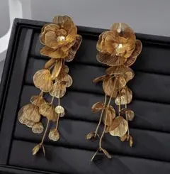 の*ん様 花モチーフ ゴールド ロングピアス