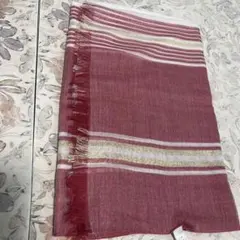 新品未使用　UVカット 洗えるストール 赤 ゴールドライン　ポリ　70×180のサムネイル