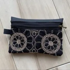 インド刺繍リボン使用　ポーチ　ファスナーポーチ　フェイクレザー　ブラック