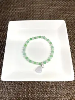 薄緑色と白ブレスレット❣️白いうさぎのチャーム付き