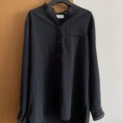 黒いボタンアップシャツ 長袖