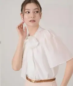 【超美品】✨ANAYI フリル付きホワイトブラウス 半袖　38サイズ 超美品】✨ANAYI フリル付きホワイトブラウス 半袖 38サイズ