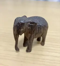 木彫りの象の置物