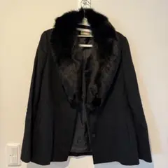 ファー襟付き黒ジャケット