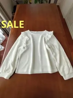 フリル付きレーススリーブ白トップス　可愛いプルオーバー　楽ちんキレイめ