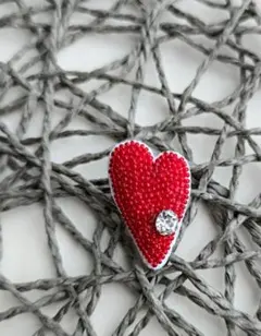 ハンドメイドꕤ︎︎ビーズ刺繍ブローチꕤ︎︎ハートꕤ︎︎シャーロットビーズꕤ︎︎赤