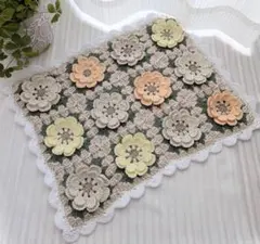 かぎ針編みマルチカバー 　グラニースクエア　立体花モチーフ