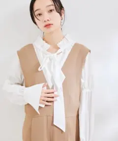 美品　VIS 洗える フリルネックシャーリングブラウス ホワイト　送料無料