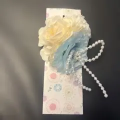 ブルーとオフホワイトの花髪飾り