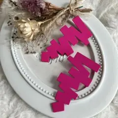 幾何学的デザインピアス　モダン　スタイリッシュ　大ぶりピアス　蛍光ピンク