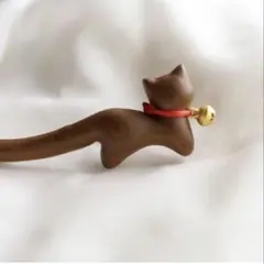猫 かんざし 和装小物　猫型木製かんざし 赤い紐と鈴付き