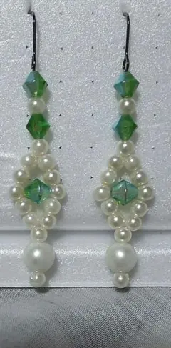ハンドメイドピアス　緑ピアス　白パール　両耳用　イヤリング可カニカン可チャーム可