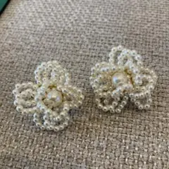 花形イヤリング　ホワイト　白