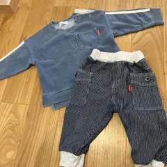 カジュアルな青色スウェットとストライプパンツセット