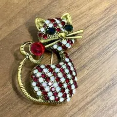 赤いチェックのねこのブローチ