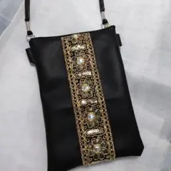 インド刺繍リボン　スマホショルダーバッグ　スマホケース　ブラック　合皮