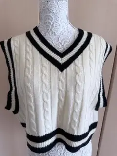 アイボリー ケーブル編み ニットベスト