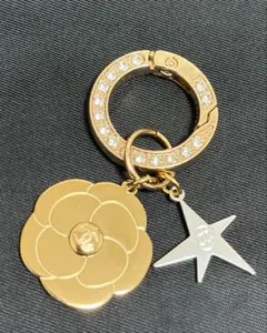 CHANEL ホリデー2025 チャーム　　キーホルダー　カメリア