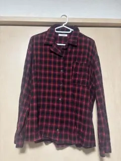 赤と黒のチェック柄長袖シャツ