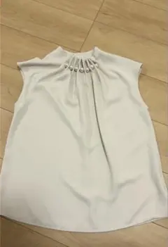 フェリーシェル　パール装飾のホワイトノースリーブブラウス。フリーサイズ