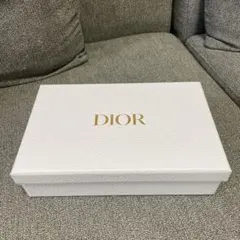 DIOR ギフトボックス ホワイト　リボン　緩衝材付