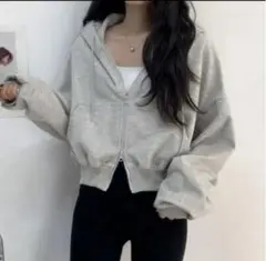 ジップアップフード付きグレークロップドパーカー