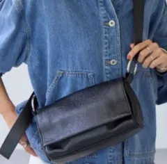 BEARDSLEY ビアズリー　レザーボディバッグ　ブラック