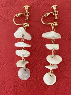 ホワイト貝殻のフック式イヤリング