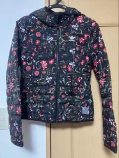 adidas フローラルダウンジャケット