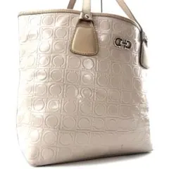 Ferragamo　トートバック　A4可　ガンチーニ　エンボス　肩掛け　エナメル