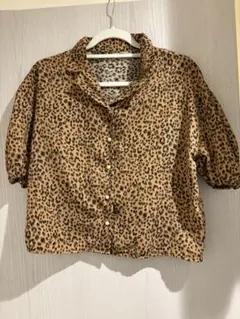 ヒョウ柄 半袖シャツ 装飾ボタン付き