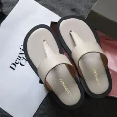 美品　CAMINANDO カミナンド　レザーサンダル　トング　ホワイト　ベージュのサムネイル