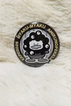 ミャクミャク　サンリオコラボ　缶バッジ　モノクロ　あひるのペックル