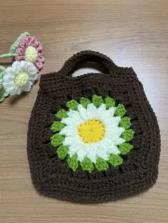 花モチーフのかぎ針編みグラニーバッグ