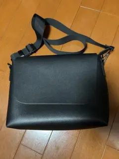 美品 ショルダーバッグ ハンドバック レザー 合皮革 黒 男女兼用