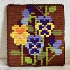 北欧 ヴィンテージ 刺繍 スウェーデン 壁掛 手仕事 壁飾り 毛糸刺繍 パンジー