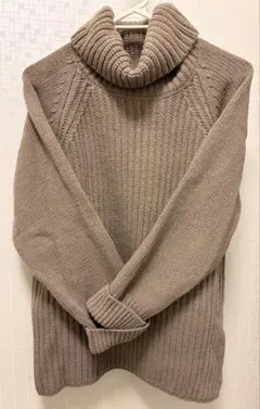 ベージュ タートルネック ニット