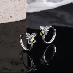 P151a【はち】ピアス　再入荷　オシャレ　小さめ　可愛い　bee　シルバー