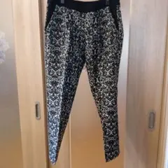 フローラルデザインのカジュアルパンツ