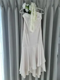 白のサテンドレス &フラアクセサリーセット