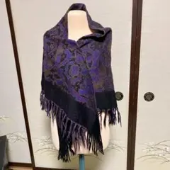 紫色と黒色の花柄ストール