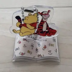 ディズニーストアガチャ　プーさん ティガー アクリルキーホルダースタンド