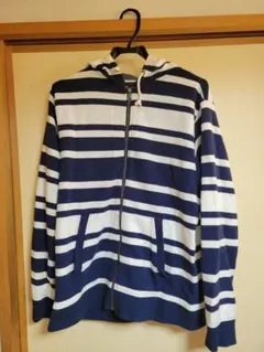 ネイビーとホワイトのストライプパーカー